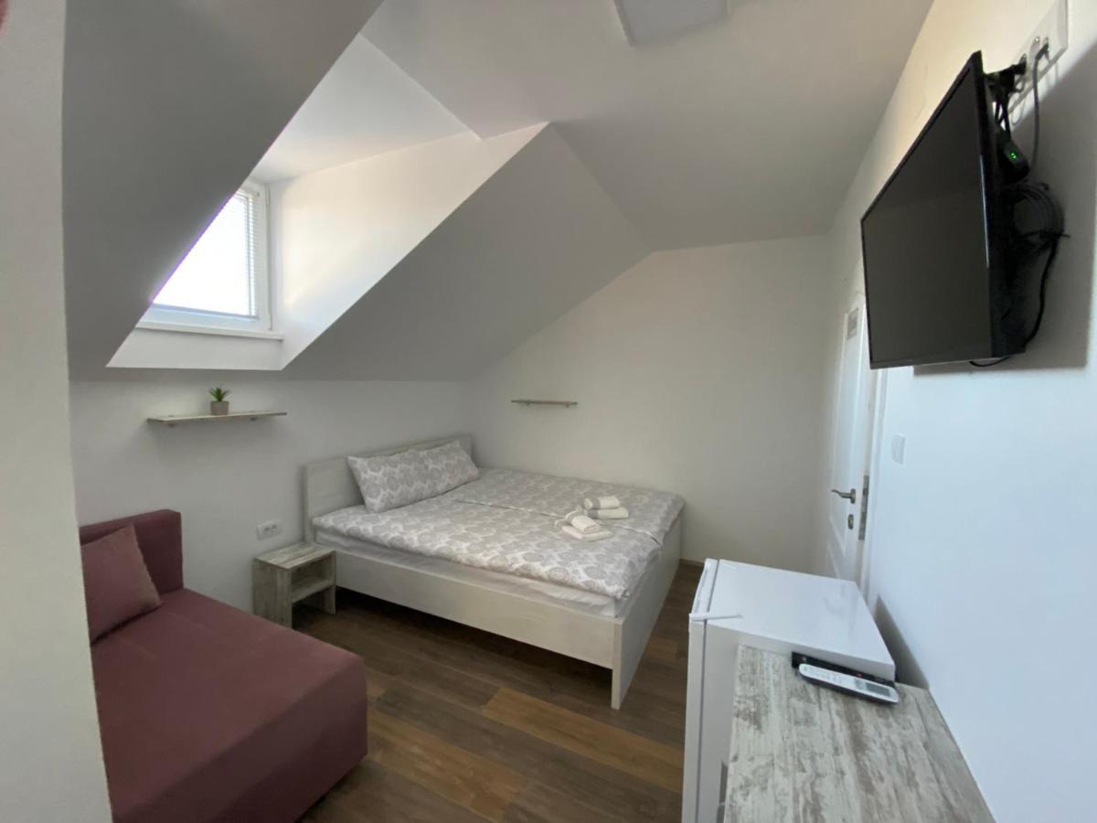 Omis Rooms Pančevo Esterno foto
