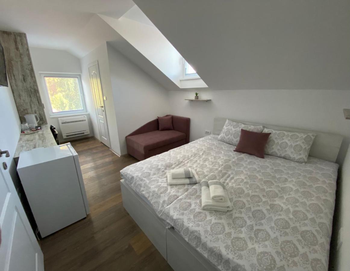 Omis Rooms Pančevo Esterno foto