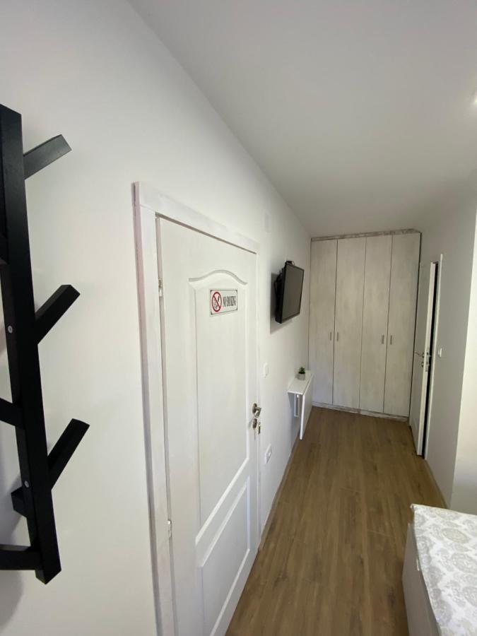 Omis Rooms Pančevo Esterno foto